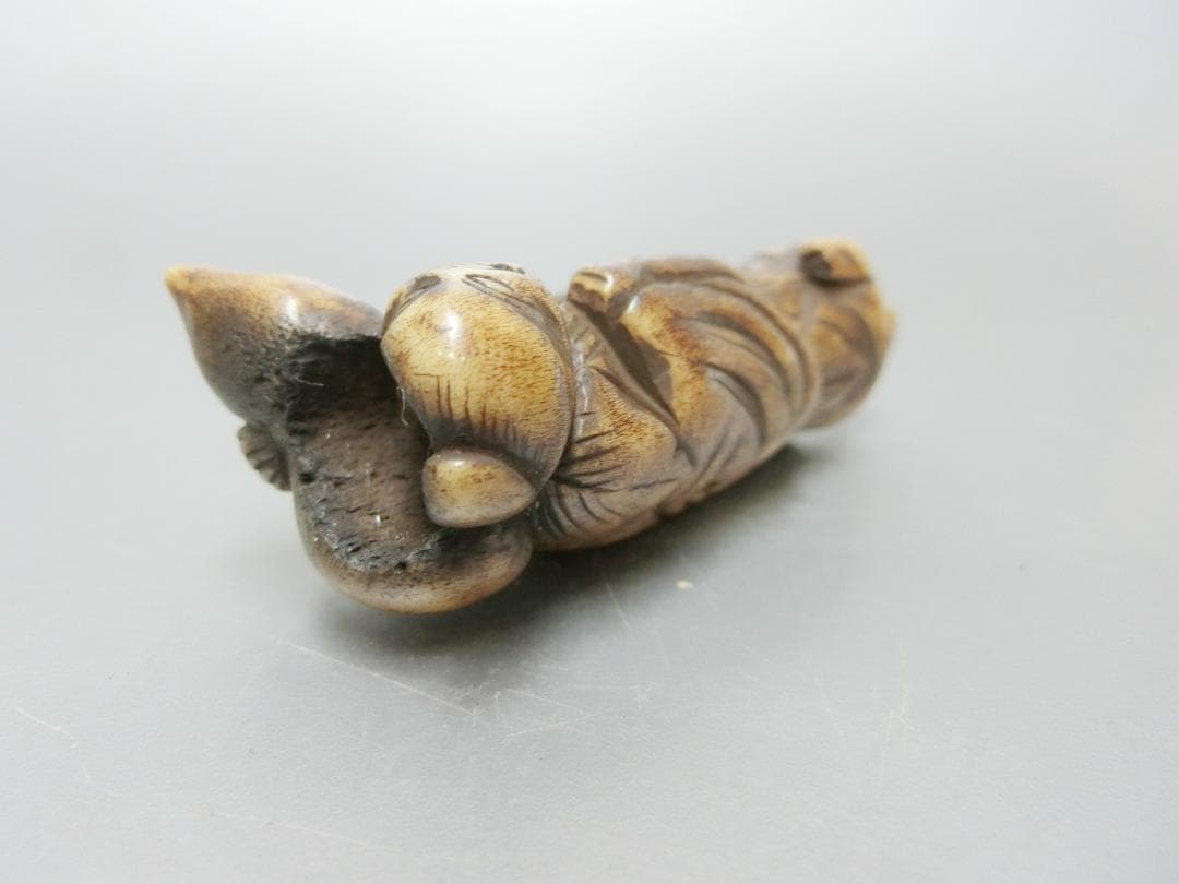 時代色！【根付　鹿角製　人物に瓢箪　提げ物・56・骨董古美術】美術工芸　鑑賞古玩