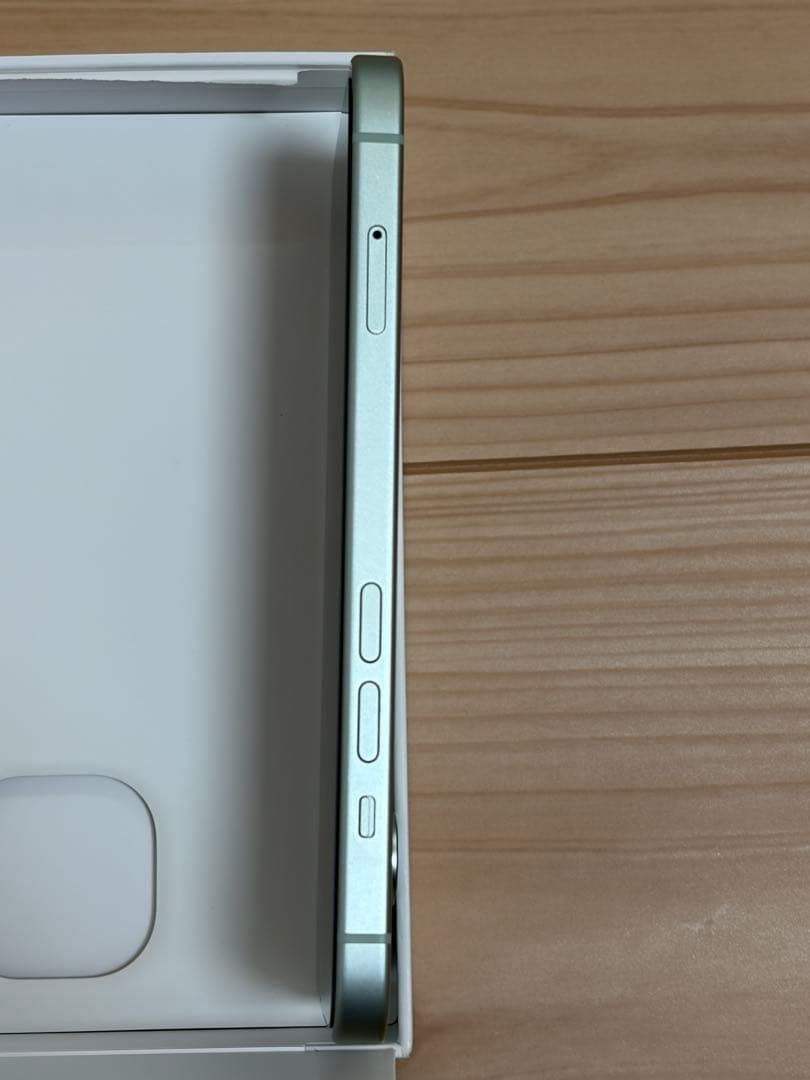 【極美品】iPhone 15 グリーン 本体 箱・充電ケーブル未使用