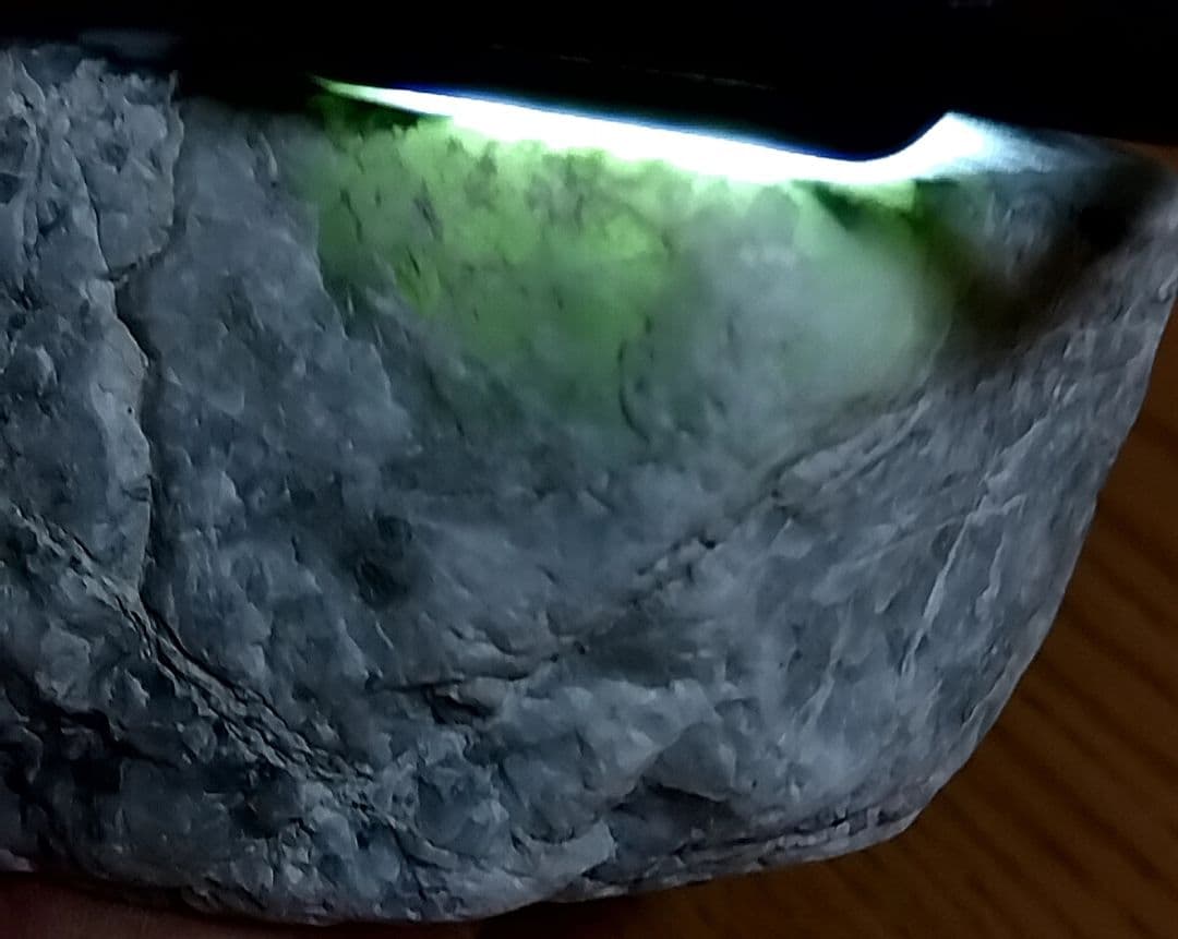 ★翡翠原石★糸魚川転石硬玉【姫川・川ズレ・切り出し粗面0.9kg】