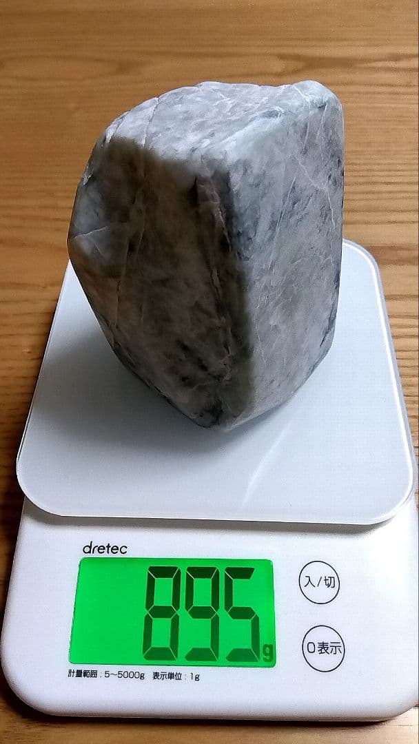 ★翡翠原石★糸魚川転石硬玉【姫川・川ズレ・切り出し粗面0.9kg】