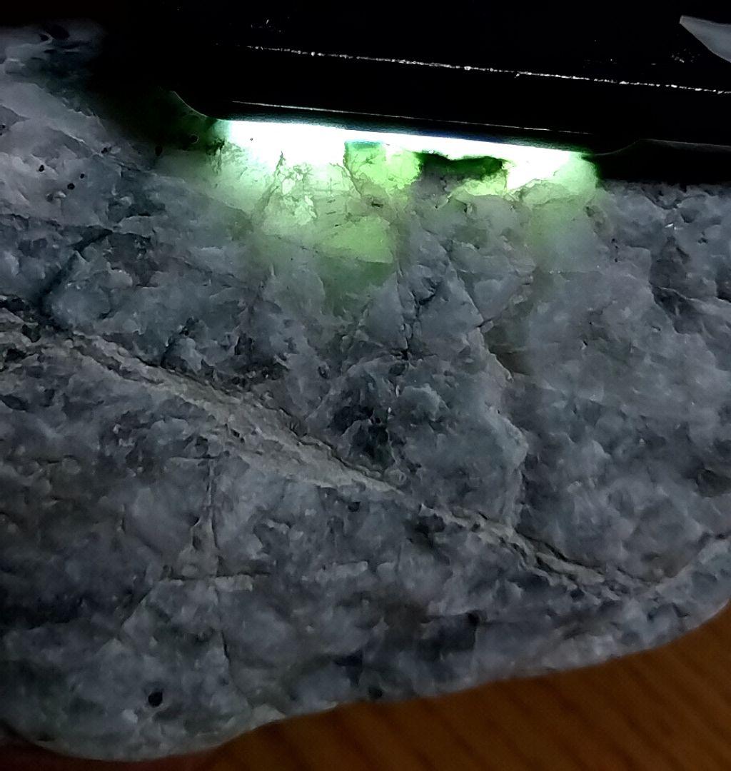 ★翡翠原石★糸魚川転石硬玉【姫川・川ズレ・切り出し粗面0.9kg】