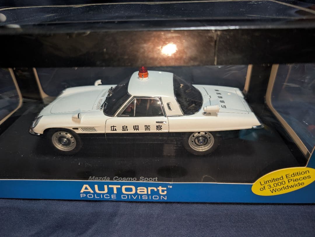オートアート1/18ミニカー　　　　コスモススポーツパトカー