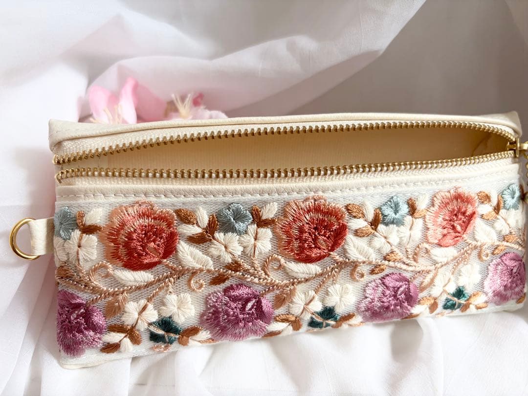 ポーチ　ペンケース　インド刺繍リボン　ホワイト　花柄　合皮　No.187
