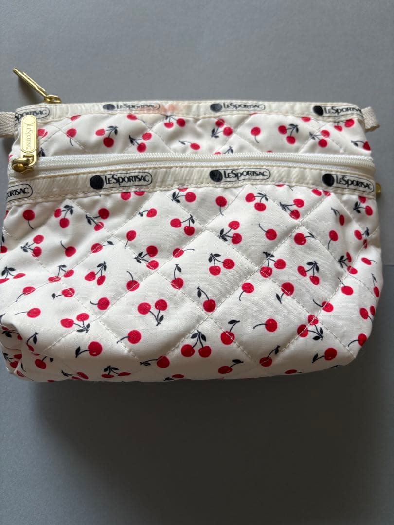 LeSportsac × 神崎恵 パーフェクトコスメポーチ・チェリーレッドキルト