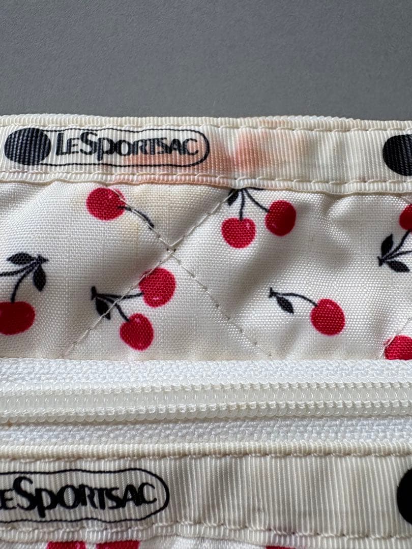 LeSportsac × 神崎恵 パーフェクトコスメポーチ・チェリーレッドキルト