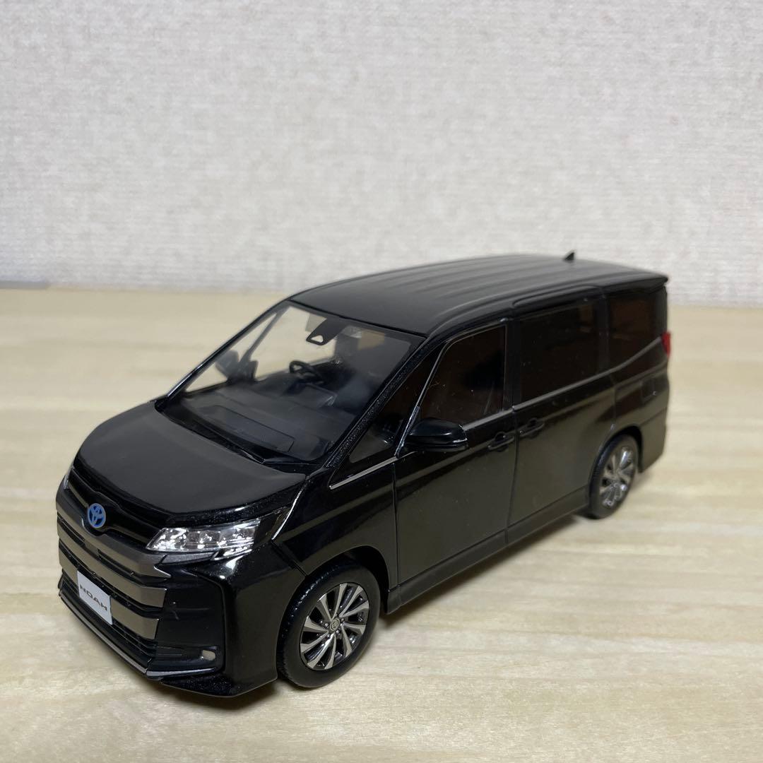 トヨタ　ノア　グリッターブラックガラスフレークカラーサンプル　色見本ミニカー