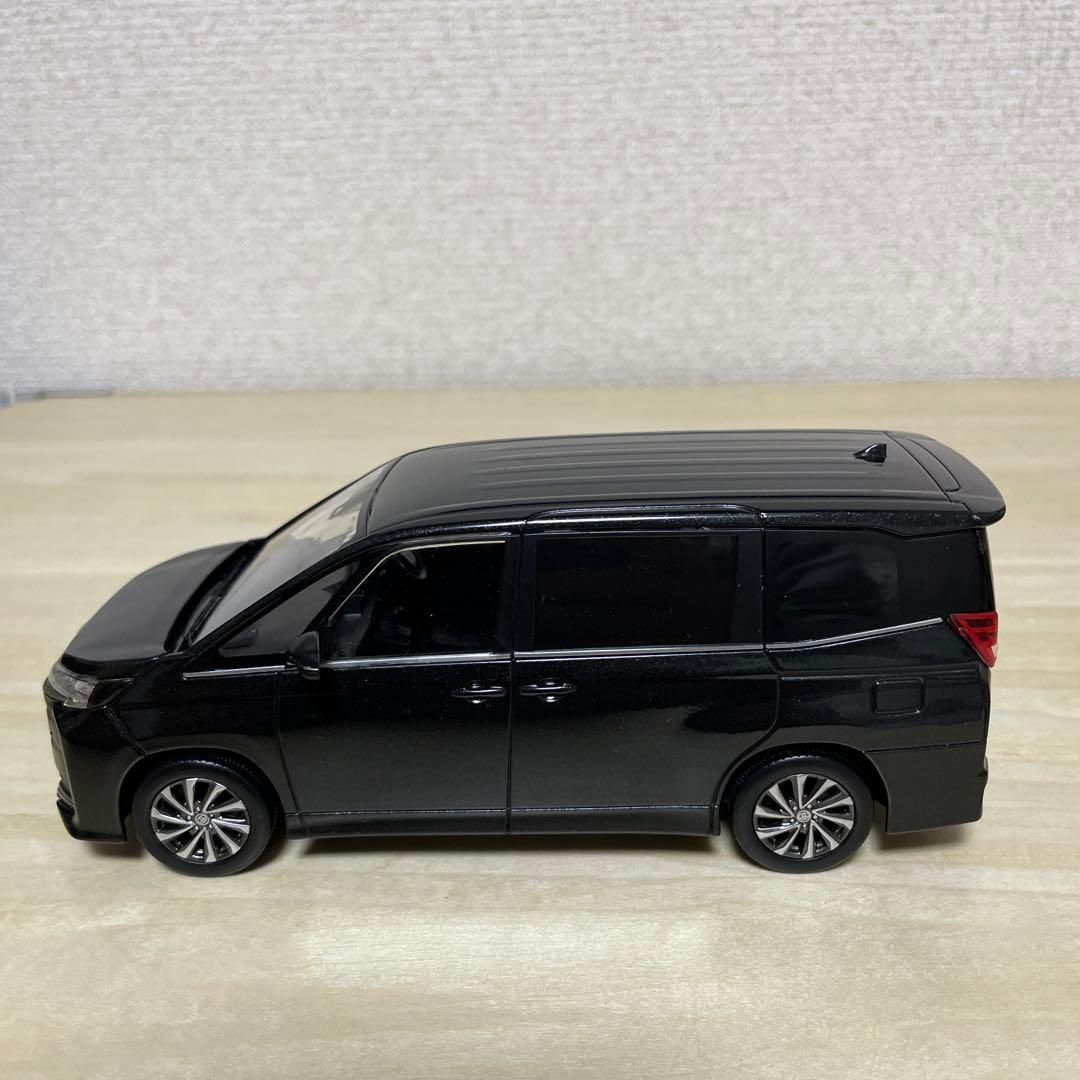 トヨタ　ノア　グリッターブラックガラスフレークカラーサンプル　色見本ミニカー