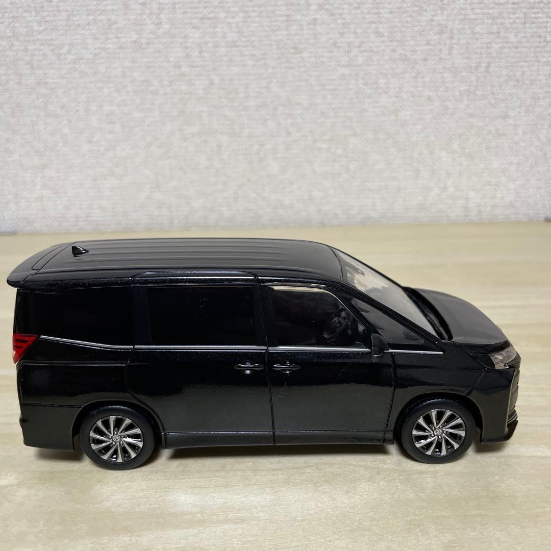 トヨタ　ノア　グリッターブラックガラスフレークカラーサンプル　色見本ミニカー