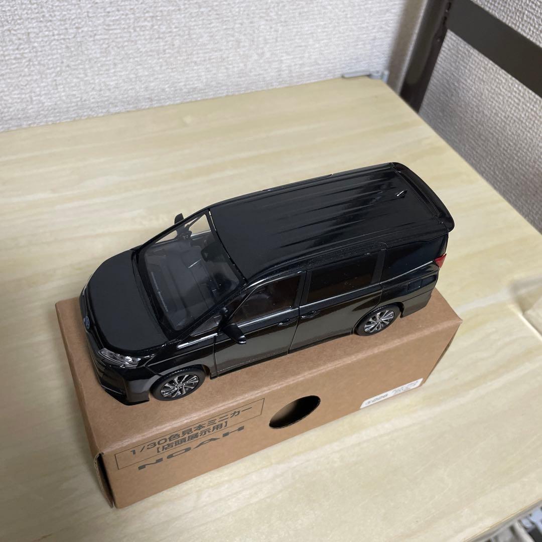 トヨタ　ノア　グリッターブラックガラスフレークカラーサンプル　色見本ミニカー