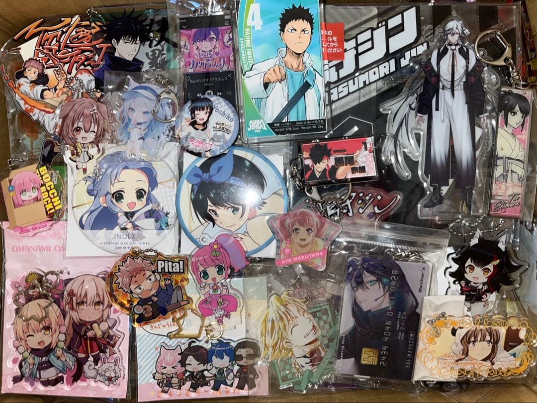 アニメグッズ 缶バッジ アクスタ 小物 700点以上 大量 まとめ売りトレカ無し