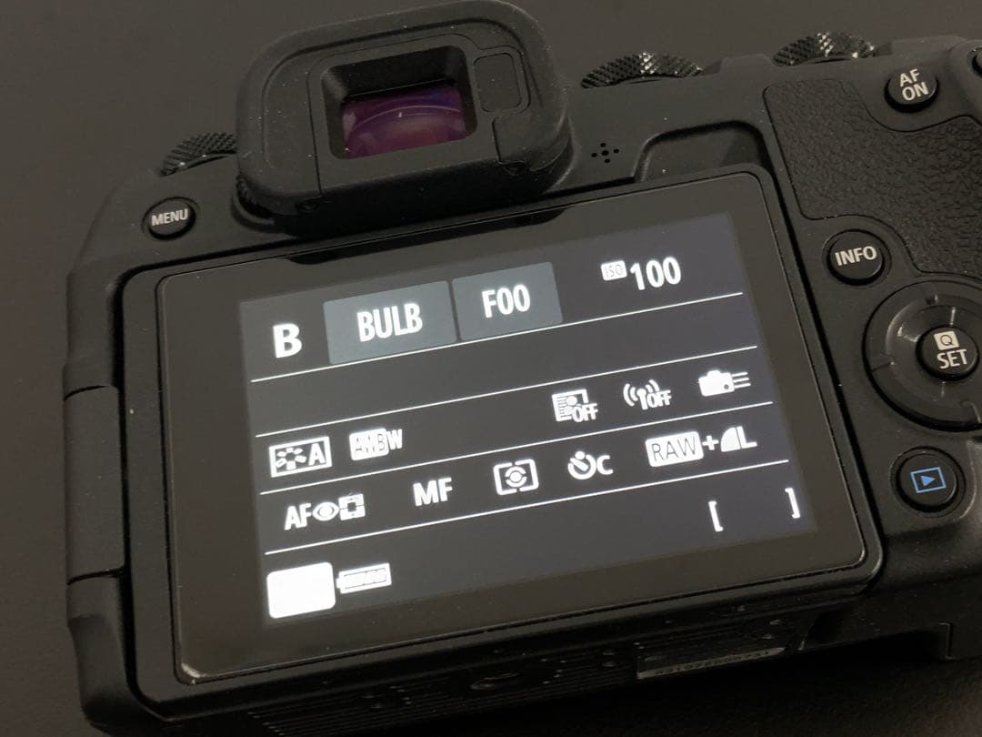 Canon EOS Rミラーレスカメラ本体バッテリー2個付き