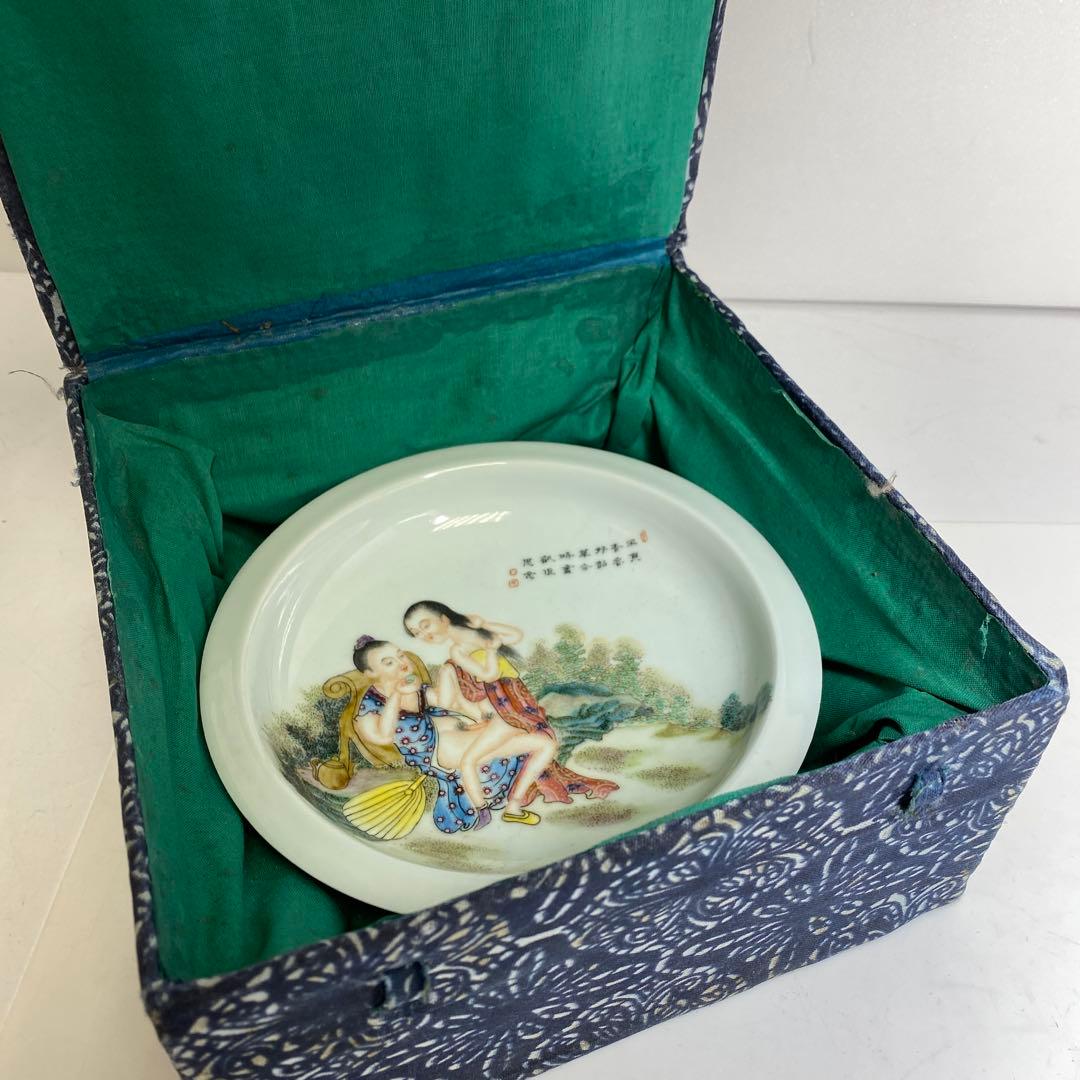 中国美術　粉彩春画皿　幅約16㎝　箱付　タトチ　東さ8-0321☆2F