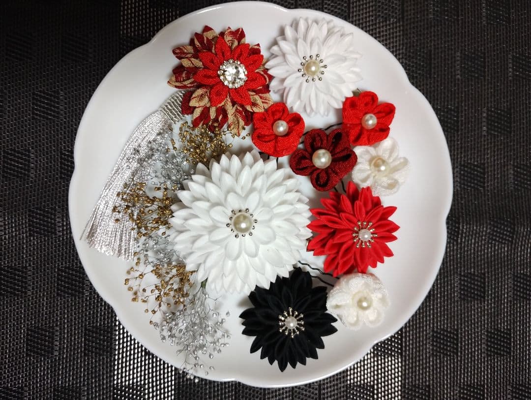 髪飾り　髪飾り赤　髪飾り白　成人式髪飾り　卒業式髪飾り　七五三　つまみ細工　振袖