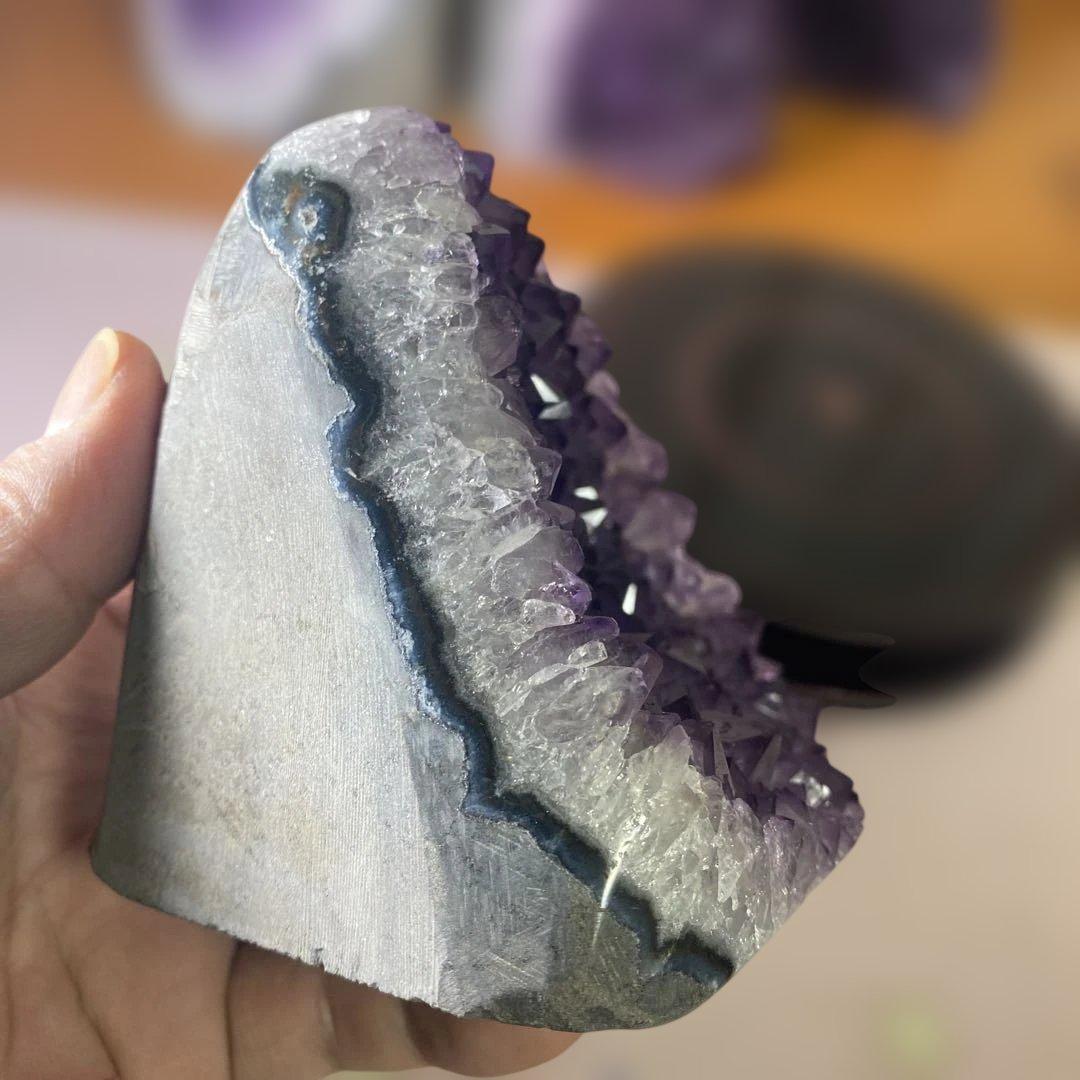 【極上】ウルグアイアメジストクラスター原石（幸運水晶1073g）純天然紫水晶