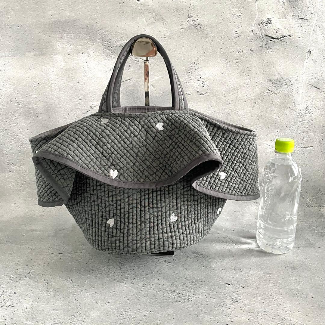 フレアフリル付き丸底マルシェバッグ　ヌビバッグ　チャコールグレー　ハート刺繍