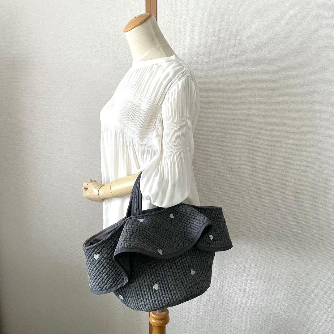 フレアフリル付き丸底マルシェバッグ　ヌビバッグ　チャコールグレー　ハート刺繍