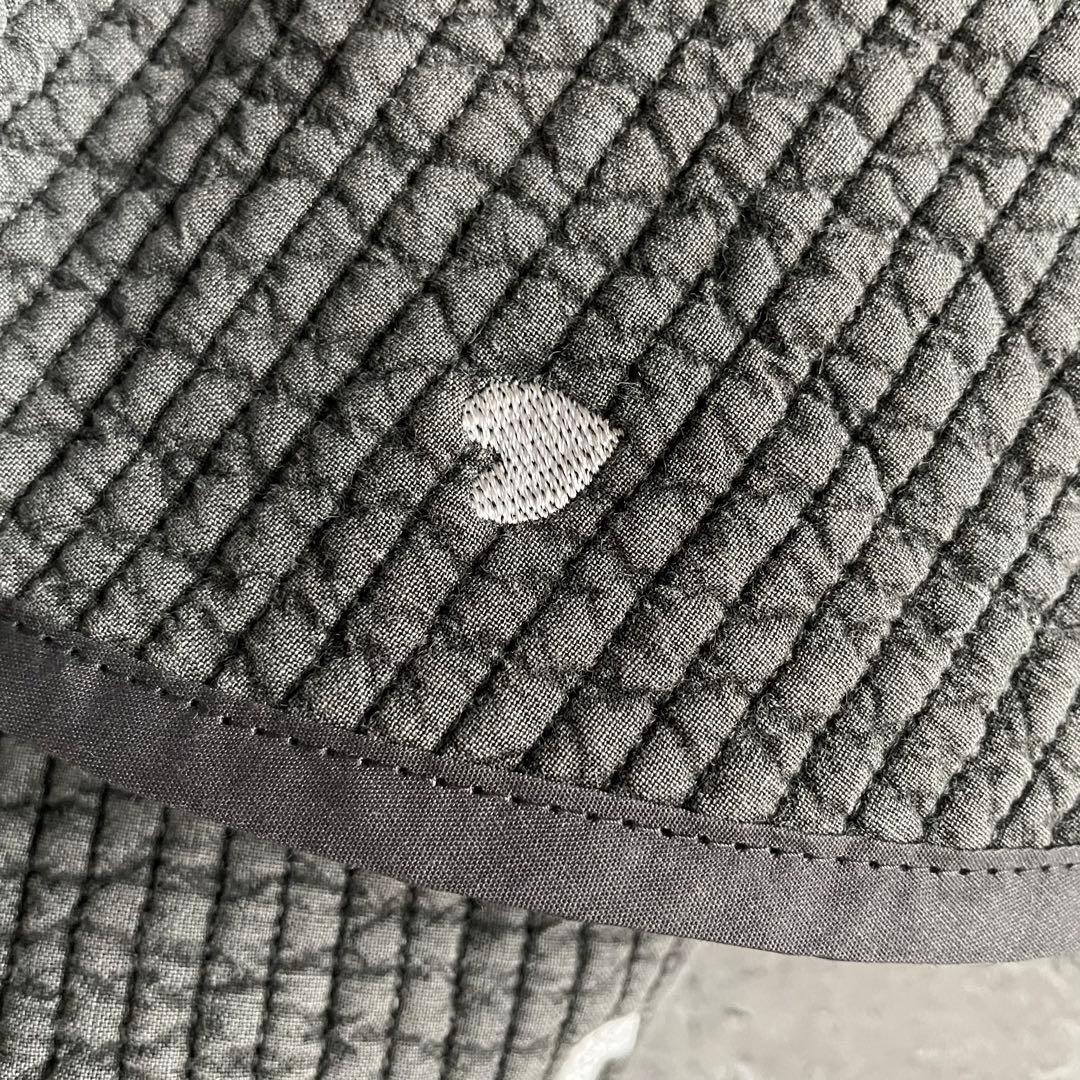 フレアフリル付き丸底マルシェバッグ　ヌビバッグ　チャコールグレー　ハート刺繍