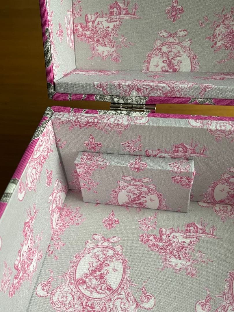 カルトナージュ裁縫箱(中)ピンクの素敵な生地　珍しい‼️