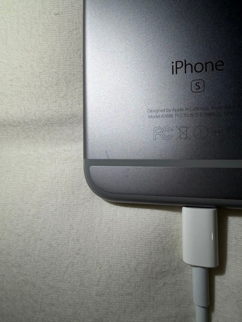 Apple iPhone 6s 32GB 本体　スペースグレー
