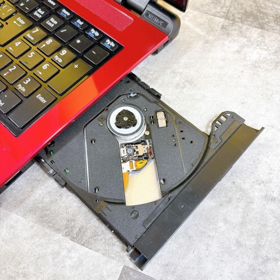 かわいい赤❣SSD搭載で快適✨Win11薄型カメラ付きノートパソコン 仕事や趣味