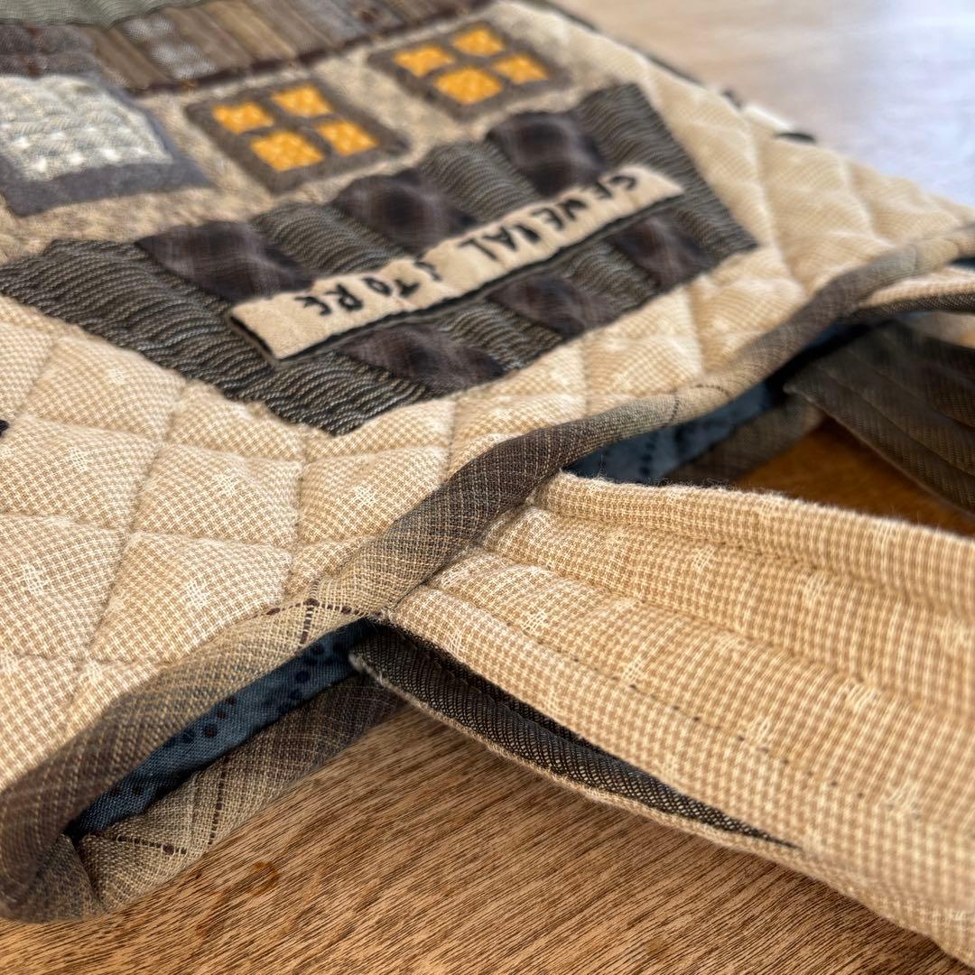 パッチワークキルト　雑貨屋さんアップリケのトートバック　ハンドメイド