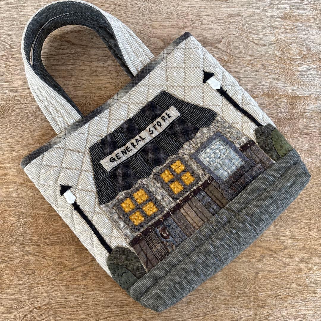 パッチワークキルト　雑貨屋さんアップリケのトートバック　ハンドメイド