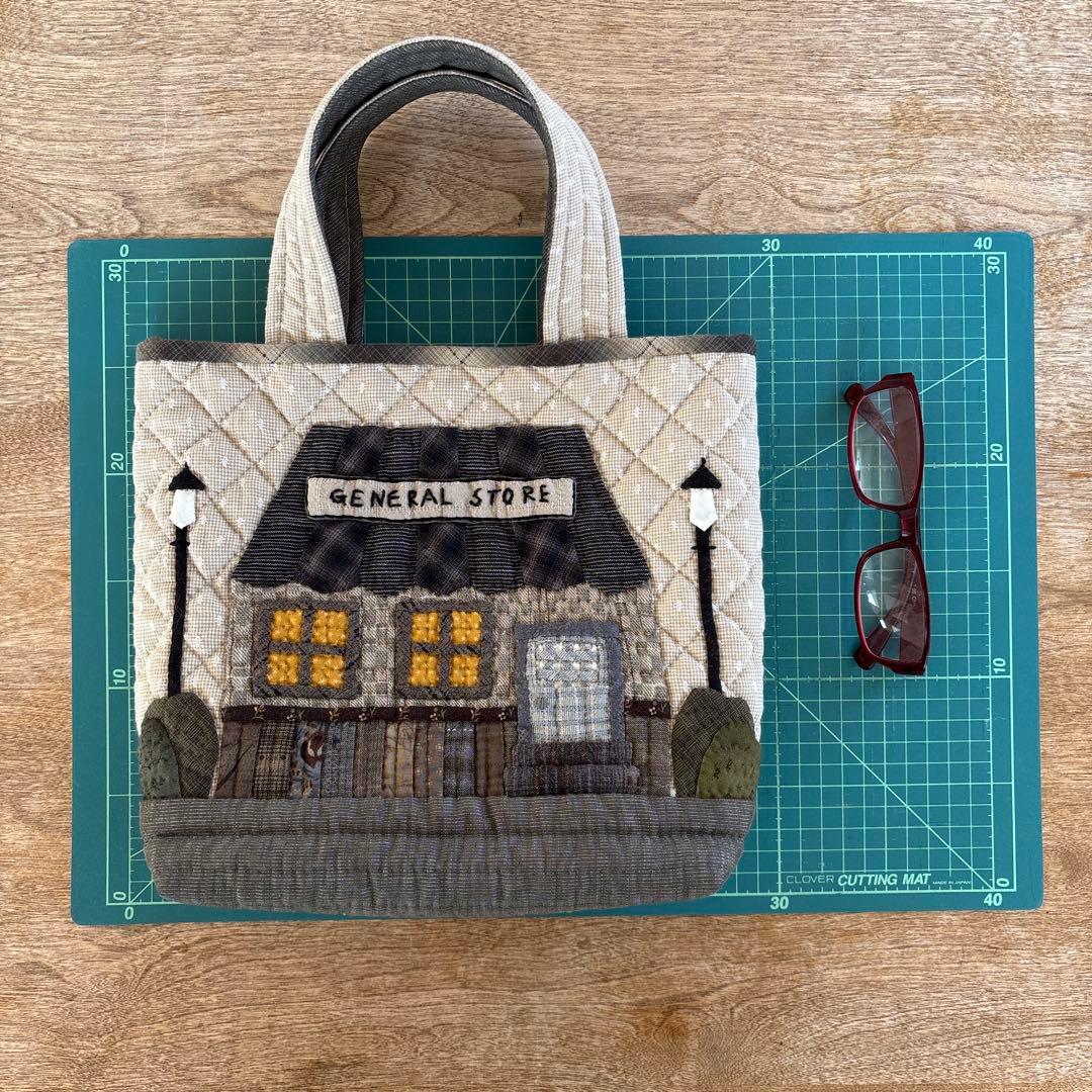 パッチワークキルト　雑貨屋さんアップリケのトートバック　ハンドメイド