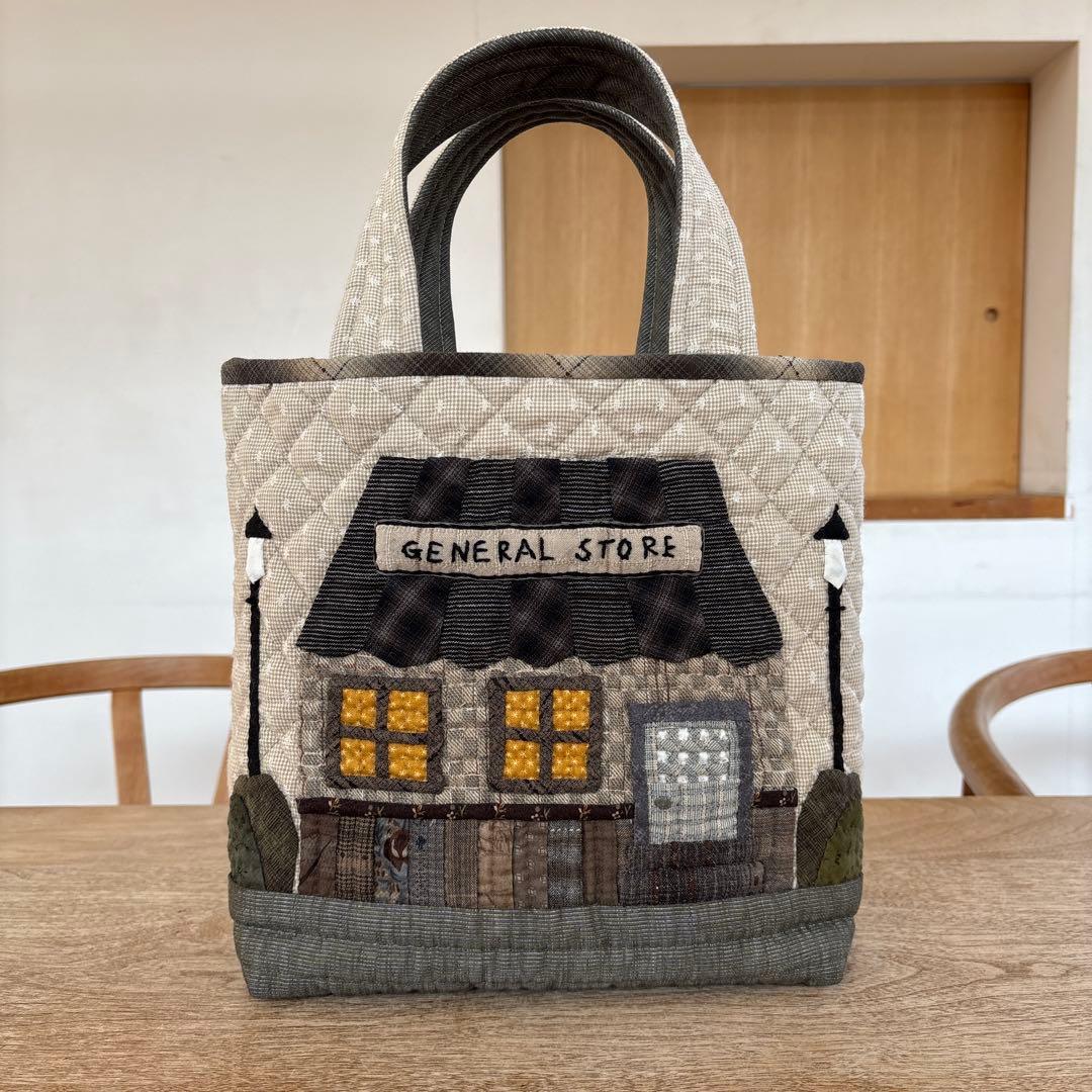 パッチワークキルト　雑貨屋さんアップリケのトートバック　ハンドメイド