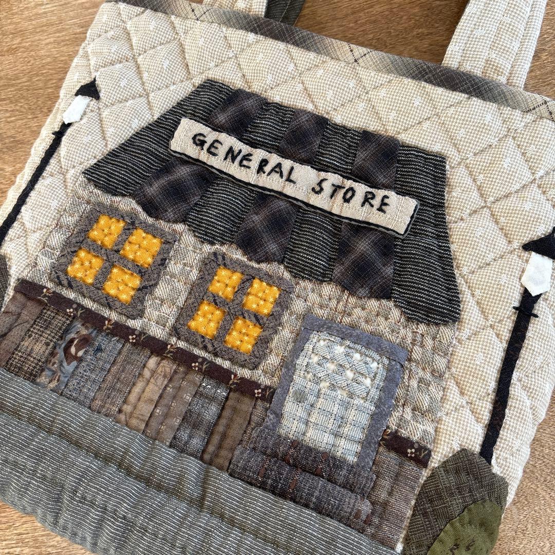 パッチワークキルト　雑貨屋さんアップリケのトートバック　ハンドメイド