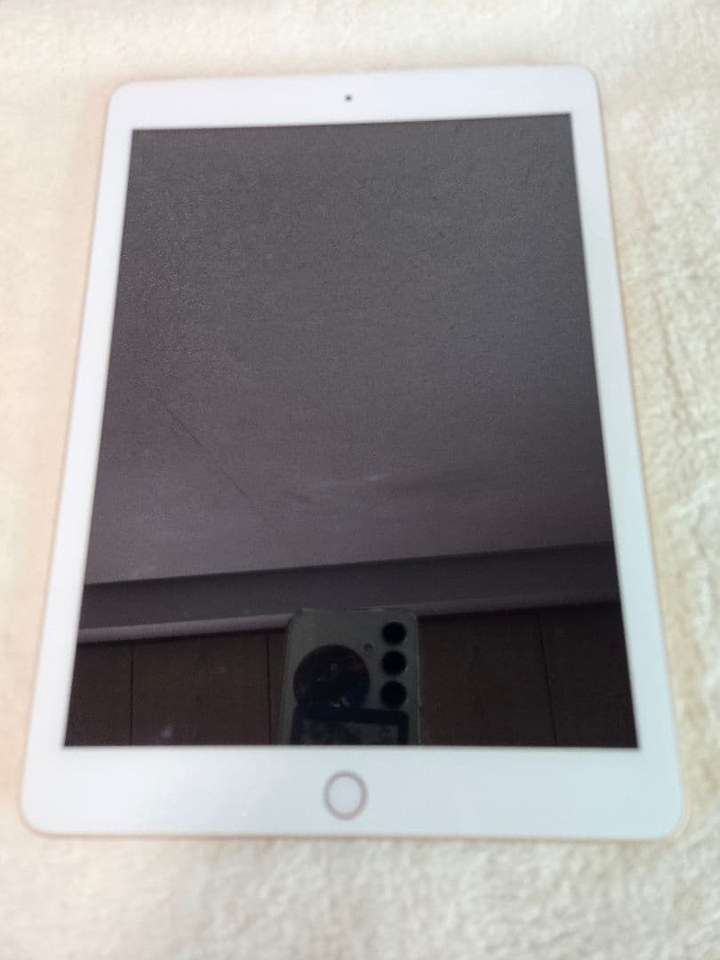 iPad (第6世代) 128GB ゴールド docomo SIMロック解除済
