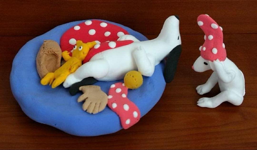 『昼寝をする犬と、遊ぶネズミ』ハンドメイド作品 軽量粘土