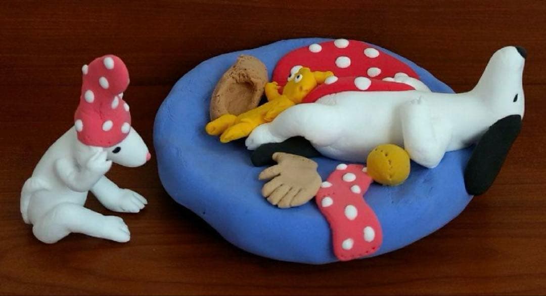 『昼寝をする犬と、遊ぶネズミ』ハンドメイド作品 軽量粘土