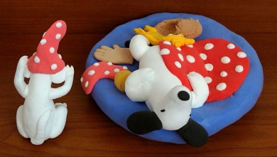 『昼寝をする犬と、遊ぶネズミ』ハンドメイド作品 軽量粘土