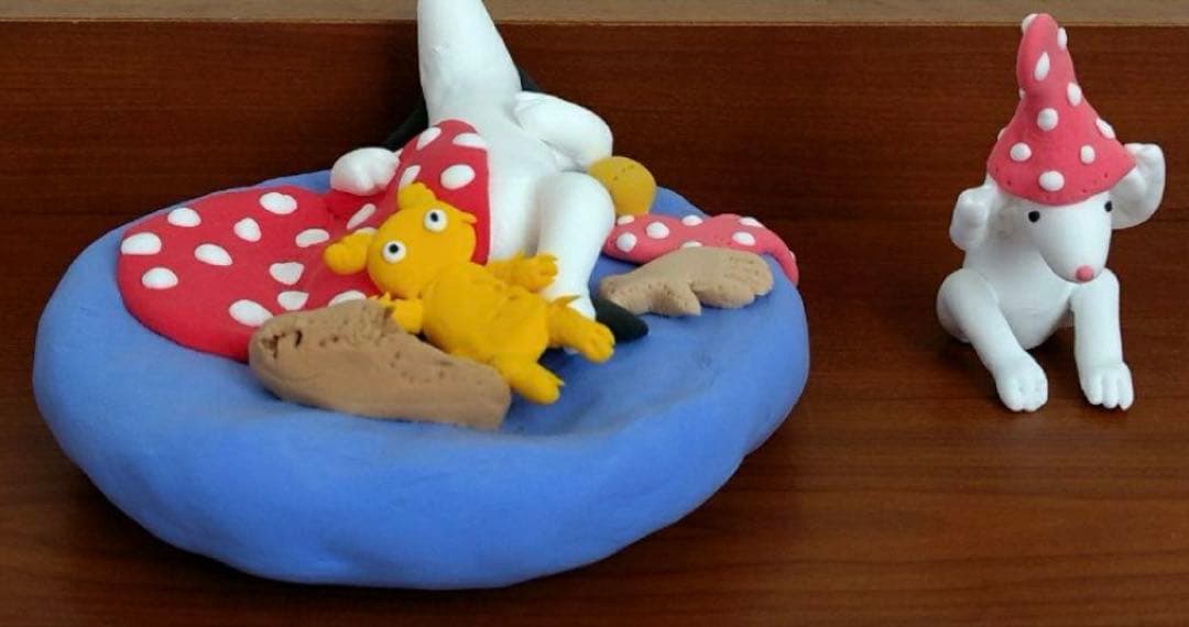 『昼寝をする犬と、遊ぶネズミ』ハンドメイド作品 軽量粘土