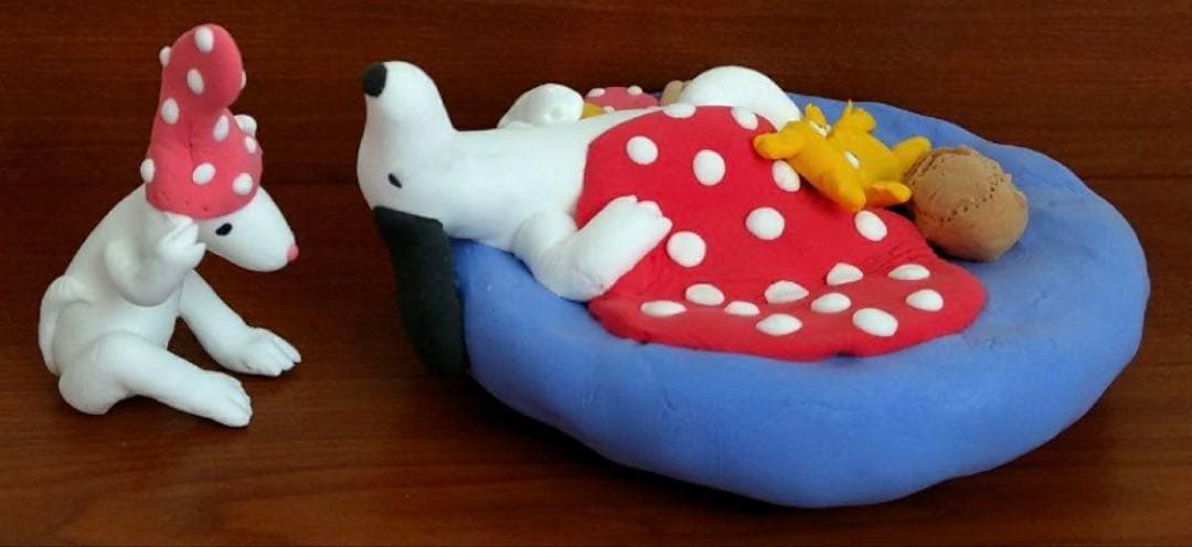 『昼寝をする犬と、遊ぶネズミ』ハンドメイド作品 軽量粘土