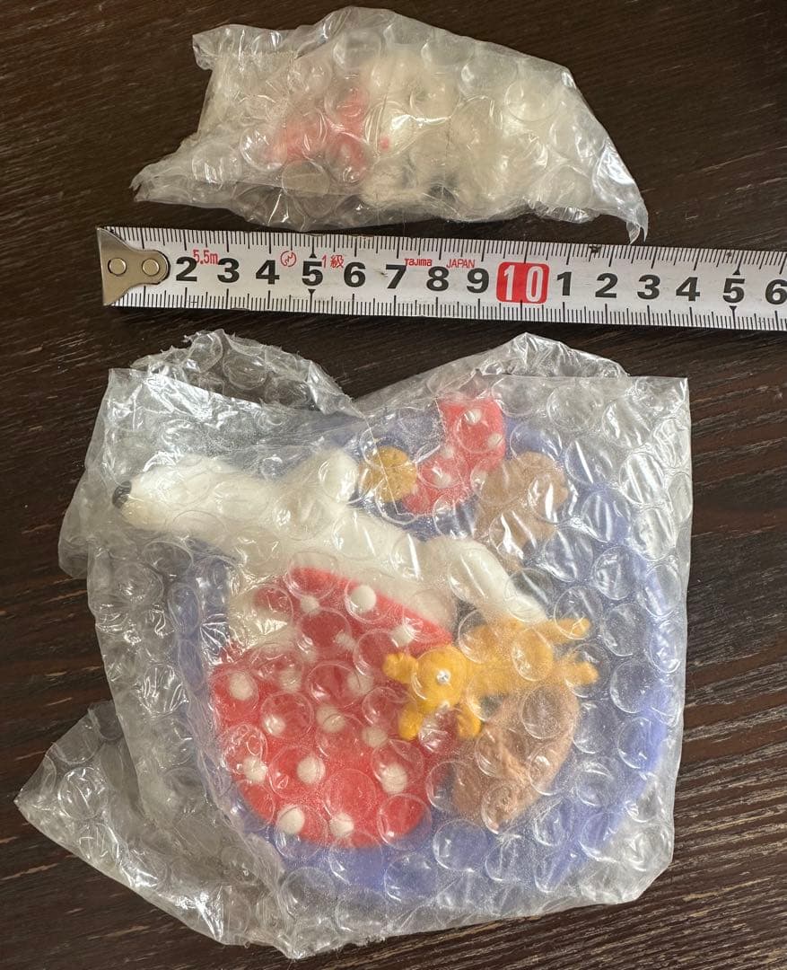 『昼寝をする犬と、遊ぶネズミ』ハンドメイド作品 軽量粘土