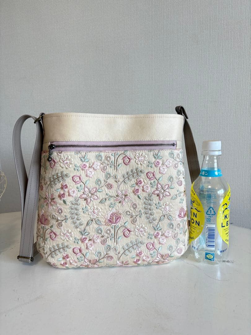 ショルダーバック　クリーム系刺繍