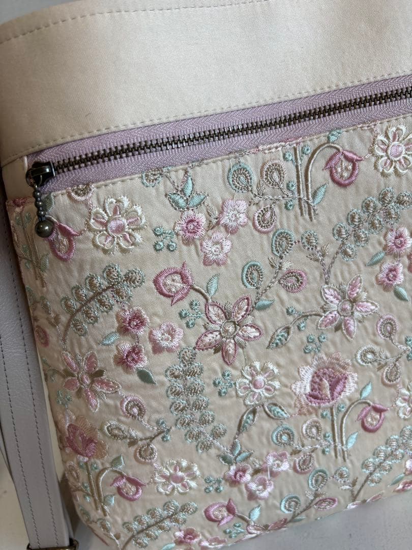 ショルダーバック　クリーム系刺繍