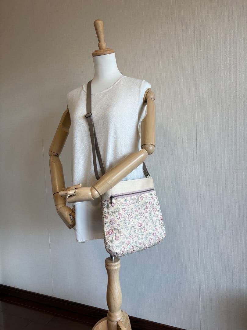 ショルダーバック　クリーム系刺繍