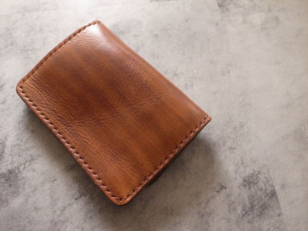 手染めと手縫いで仕上げたショートトラッカーウォレット