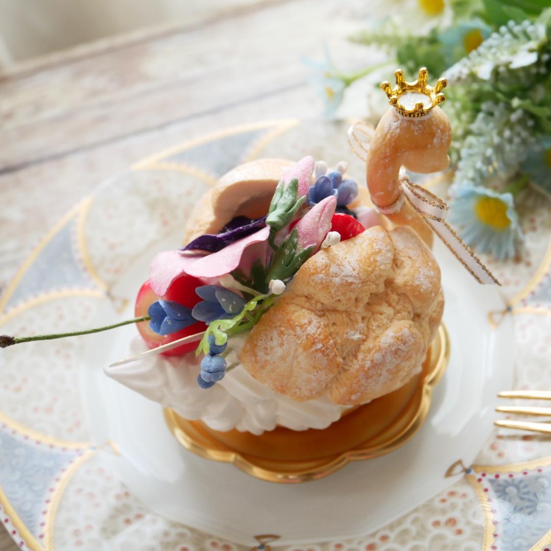 【RAMஐ*゜様】フェイクスイーツ◆花飾り♡可憐ツインスワンシュー◆リアルサイズ