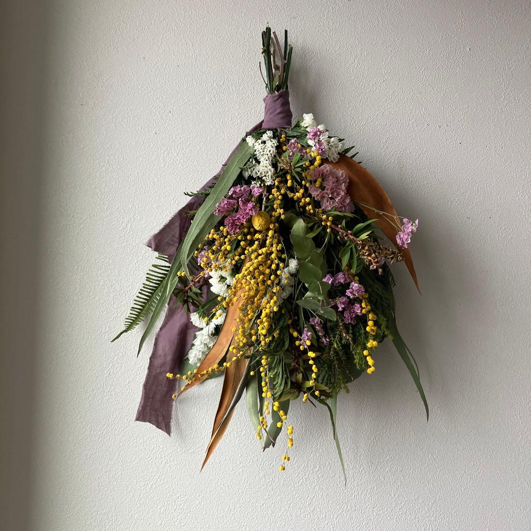 ミモザとピンクの春待ちスワッグ　ミランドールミモザ　スターチス　グレビレア　春