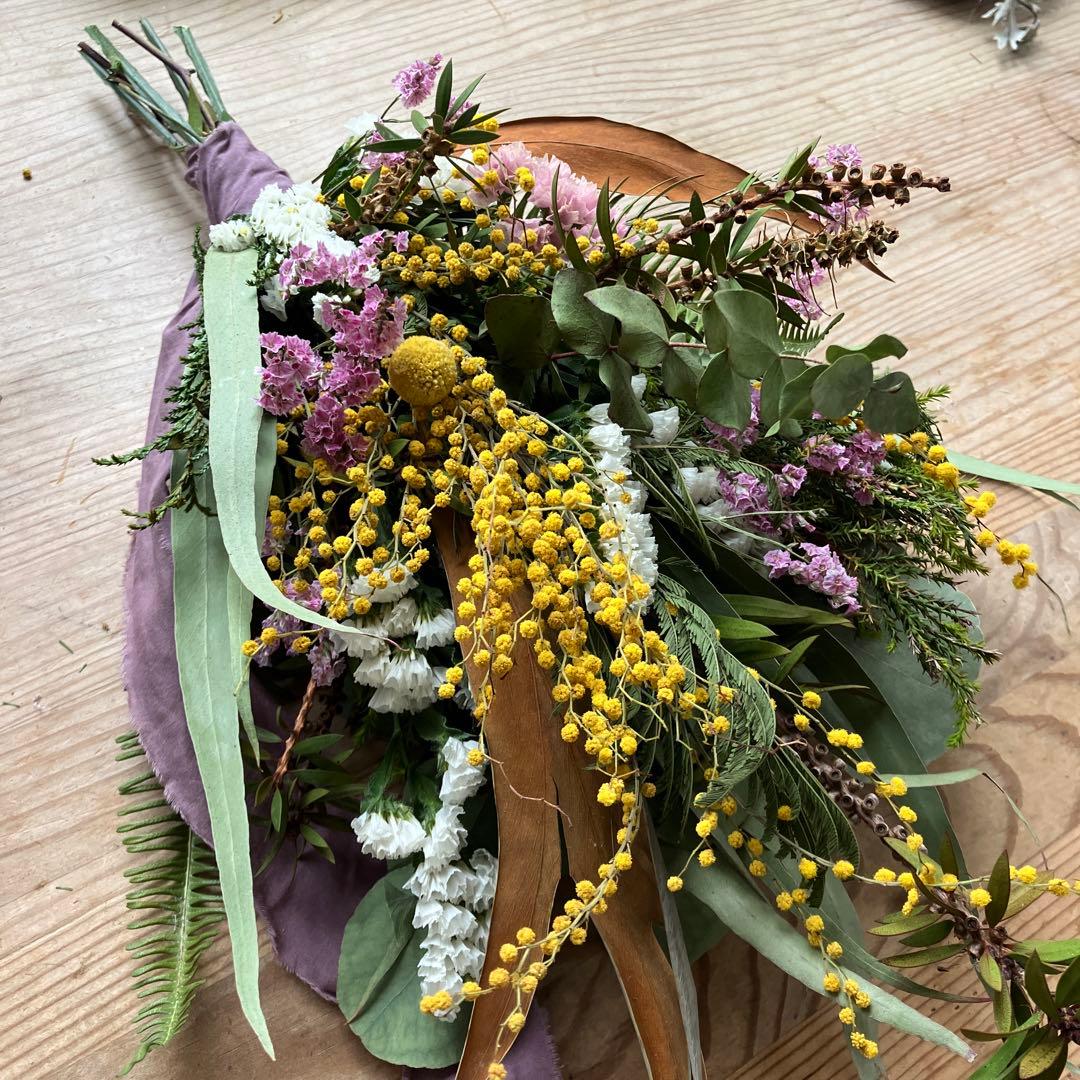 ミモザとピンクの春待ちスワッグ　ミランドールミモザ　スターチス　グレビレア　春