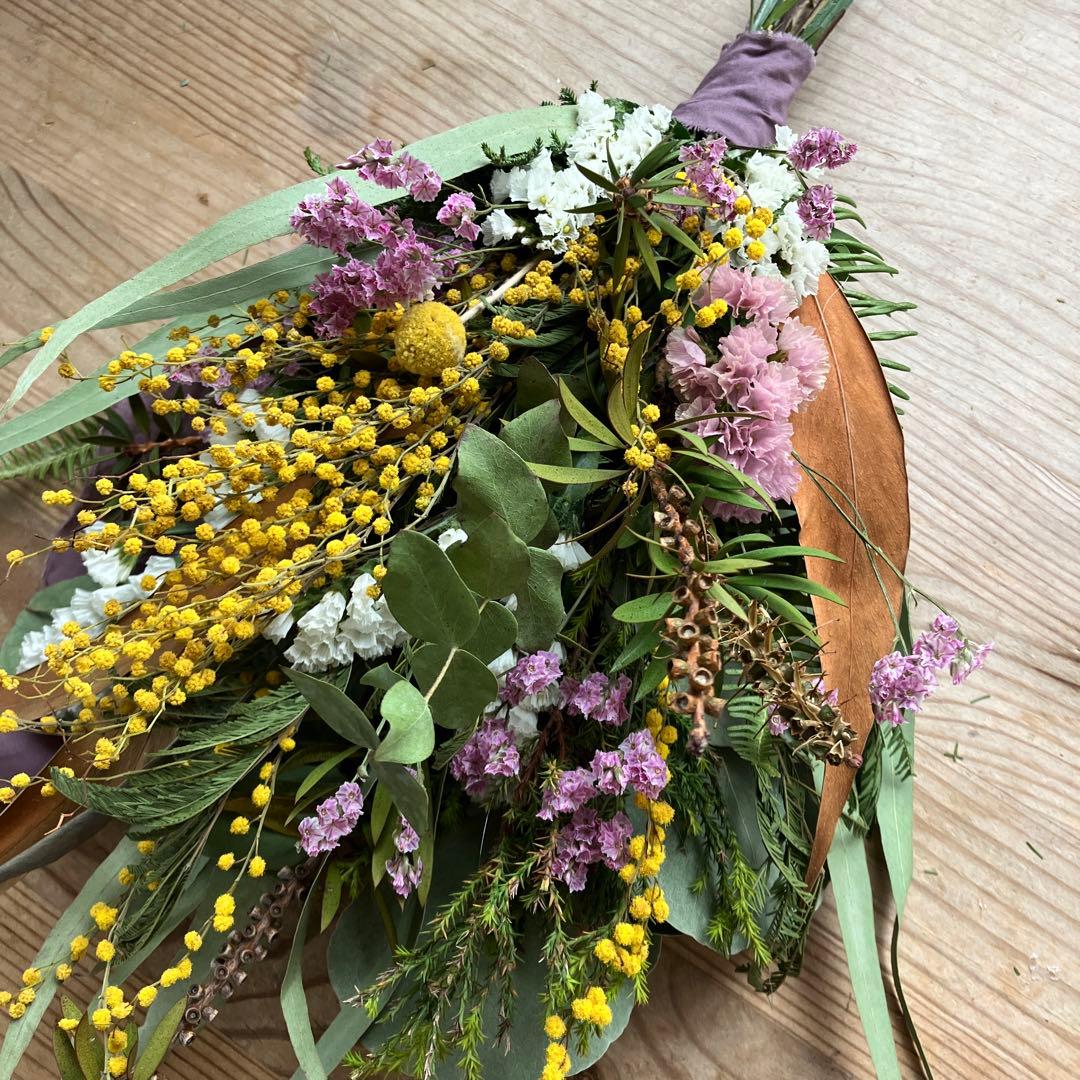 ミモザとピンクの春待ちスワッグ　ミランドールミモザ　スターチス　グレビレア　春