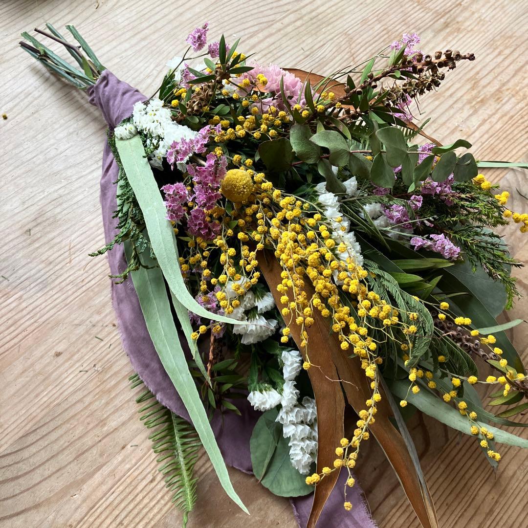 ミモザとピンクの春待ちスワッグ　ミランドールミモザ　スターチス　グレビレア　春