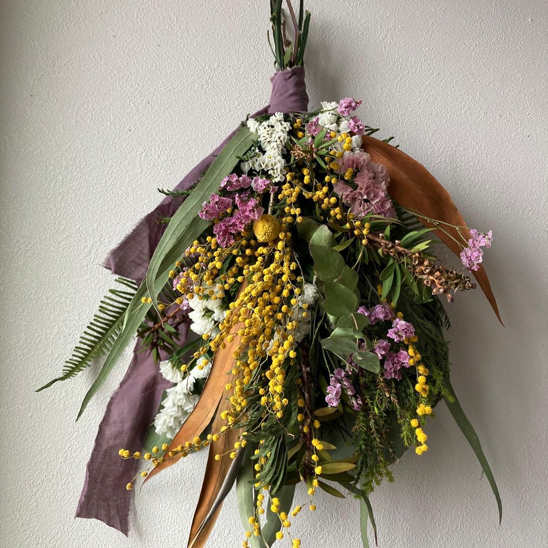 ミモザとピンクの春待ちスワッグ　ミランドールミモザ　スターチス　グレビレア　春