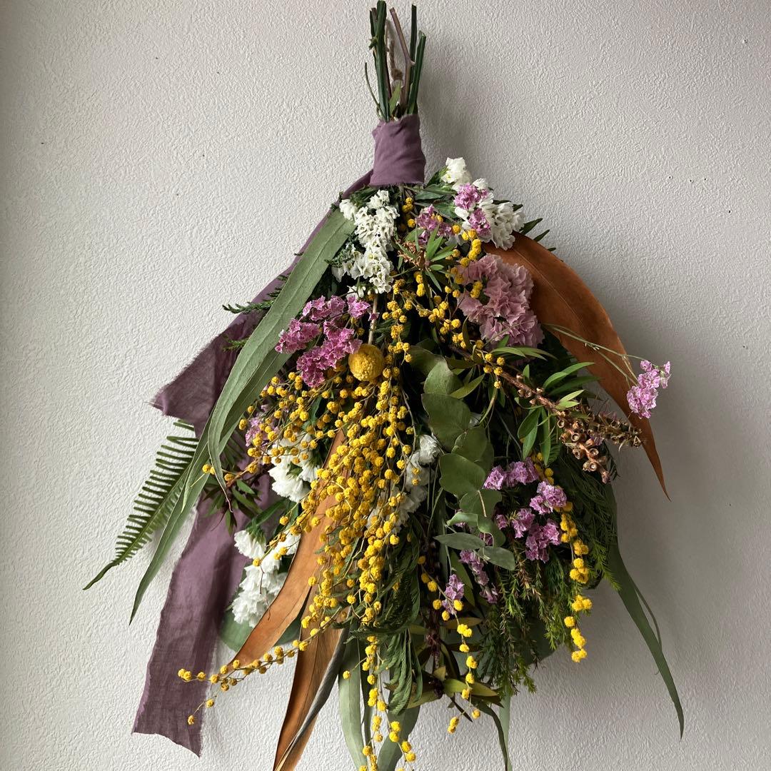 ミモザとピンクの春待ちスワッグ　ミランドールミモザ　スターチス　グレビレア　春