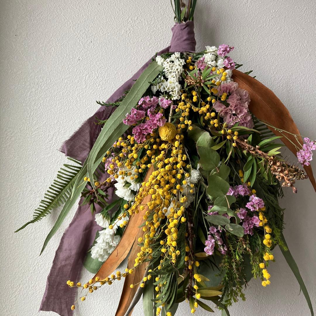 ミモザとピンクの春待ちスワッグ　ミランドールミモザ　スターチス　グレビレア　春