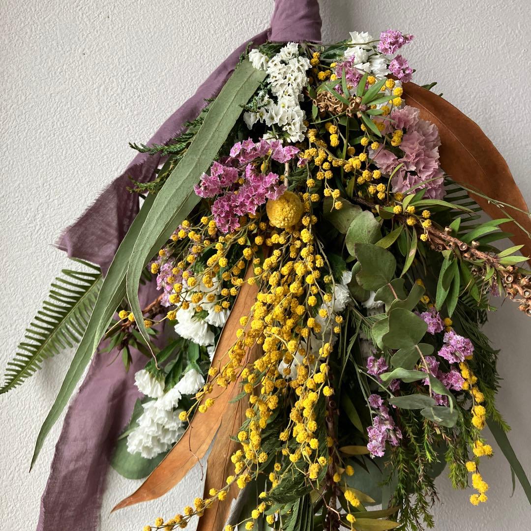 ミモザとピンクの春待ちスワッグ　ミランドールミモザ　スターチス　グレビレア　春