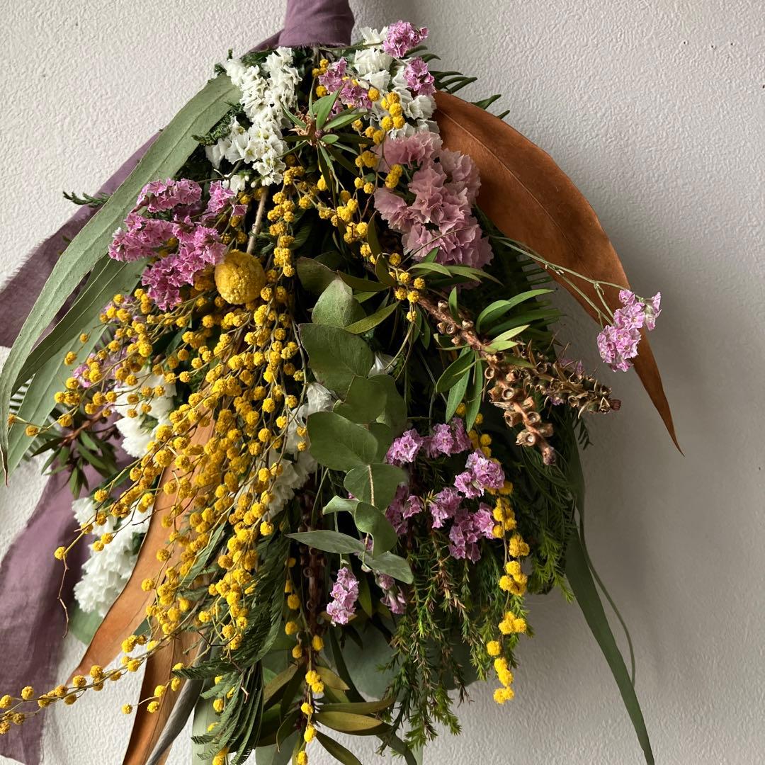 ミモザとピンクの春待ちスワッグ　ミランドールミモザ　スターチス　グレビレア　春